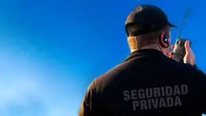 ¿Cuánto cobra una empresa de seguridad privada por guardia?