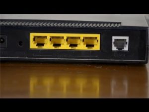 ¿Cómo se conectan los cables al router?
