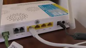 ¿Cómo se conectar un cable LAN a la TV?