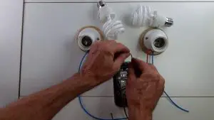 ¿Cómo conectar dos interruptores de luz y un enchufe?