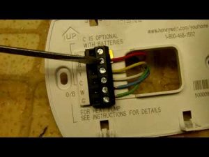 ¿Cómo van conectados los cables del termostato?